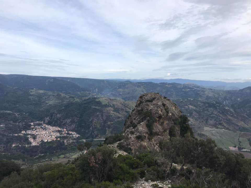 Il paese di Antonimina visto dalla cima del Monte Tre Pizzi
